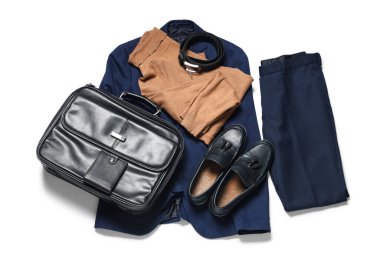 Beyaz arka planda şık erkek kıyafetleri, aksesuarları ve ayakkabıları olan kompozisyon