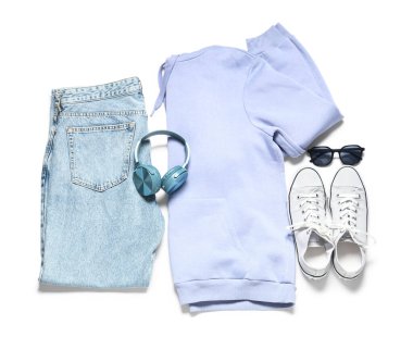 Beyaz arka planda şık erkek kıyafetleri, ayakkabıları, güneş gözlükleri ve kulaklıkları olan kompozisyon