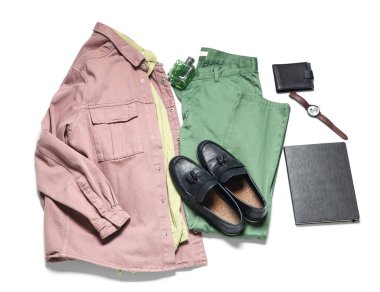 Beyaz arka planda şık erkek kıyafetleri, aksesuarlar, ayakkabılar ve not defteriyle kompozisyon