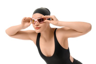 Kadın yüzücü beyaz arka plana gözlük takıyor