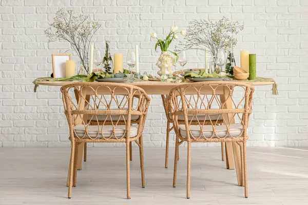 Hafif yemek odasında güzel çiçekler ve mumlar olan zarif bir masa.