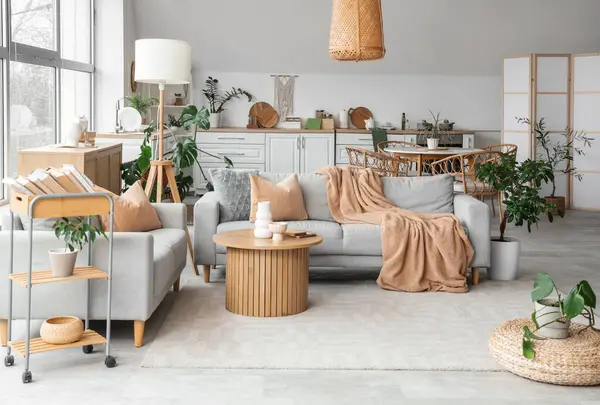 Oturma odası ve mutfağı olan şık bir stüdyo daire.