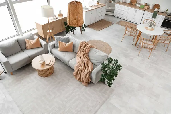 Oturma odası ve mutfağı olan şık bir stüdyo daire.