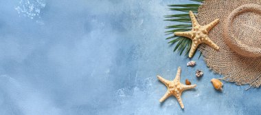 Şapkalı, deniz kabuklu ve mavi grunge arka planda deniz yıldızlı güzel bir kompozisyon.