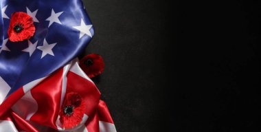 Amerika bayrağı ve siyah arka planda haşhaş çiçekleri. Mesaj için yer var. Anma Günü Afişi 