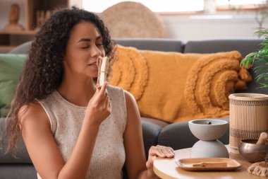 Palo Santo 'lu genç Afro-Amerikalı kadın.