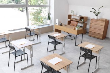 Modern boş sınıfın içi sınav için hazırlandı.