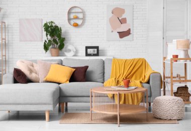 Kanepeli, masalı ve güvenli bir oturma odası.