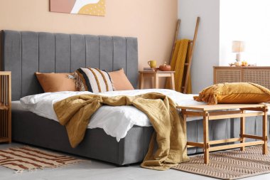 Büyük rahat yataklı ve sonbahar dekorlu şık bir oda.