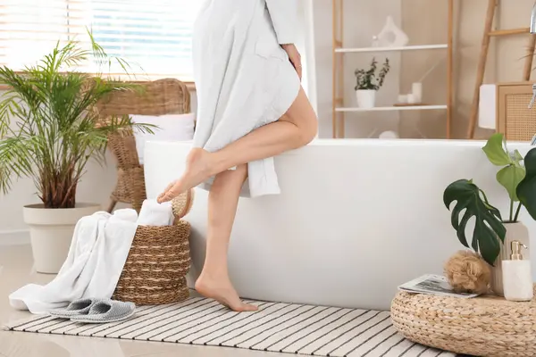 Banyoda çıplak ayaklı kadın.