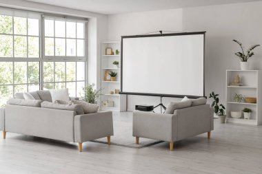 Projektör ekranlı, raf üniteli ve kanepeli ışık odasının içi