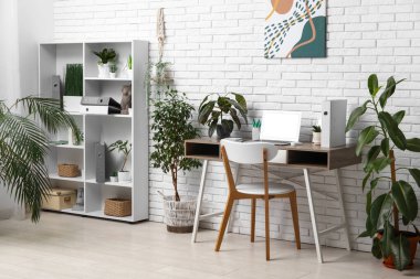 İşyeri, raf ünitesi ve yeşil santrallerle birlikte ofis içi