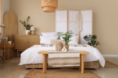 Yatak odasında rahat, yumuşak yatak ve bank.