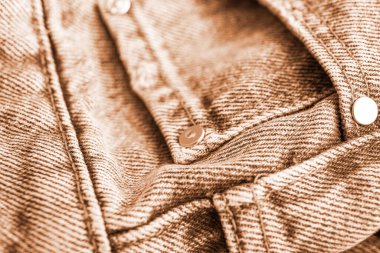 Arka plan olarak şık kot pantolonlar, yakın plan