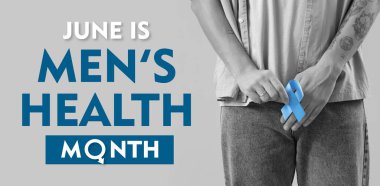 Gri arka planda mavi farkındalık kurdelesi olan genç adam, yakın plan. Erkek Sağlığı Ayı Afişi