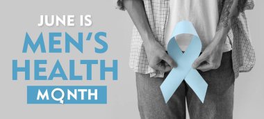 Gri arka planda mavi farkındalık kurdelesi olan genç adam, yakın plan. Erkek Sağlığı Ayı Afişi