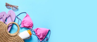 Mavi arkaplanda, metin için alanı olan plaj aksesuarları