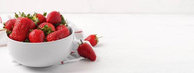 Beyaz arka planda taze çilekli kase