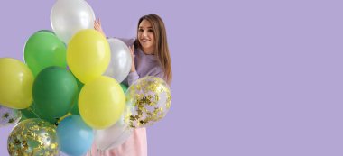 Leylak arka planında bir sürü balonu olan genç bir kadın.