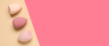 Renkli arkaplanda makyaj süngerleri