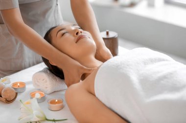 Genç Asyalı kadın spa salonunda masaj yaptırıyor, yakın plan.