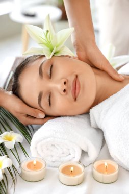 Genç Asyalı kadın kaplıcada dinleniyor, yakın plan.