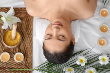 Genç Asyalı kadın güzellik salonunda dinleniyor.