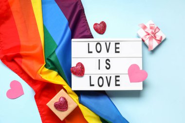 LGBT bayrağı aşk mesajı, hediyeler ve kalpler mavi arka planda. Sevgililer Günü kutlaması