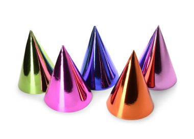 Beyaz arka planda renkli parti şapkaları