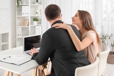 İş kadını, erkek arkadaşını ofiste baştan çıkartıyor. Taciz konsepti