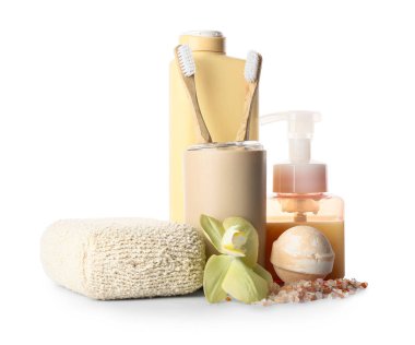 Banyo aksesuarları ve çiçek beyaz arka planda