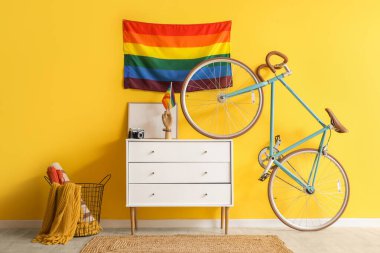 LGBT bayraklı, bisikletli ve çekmeceli odanın içi
