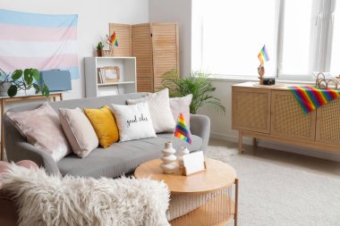 Kanepe, LGBT ve transseksüel bayraklı oturma odası.