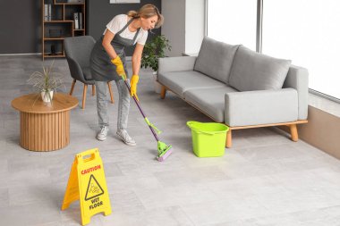 Ofiste sildiğine kadın hademe