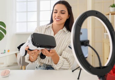 VR gözlüklü kadın blogcu evinde video kaydediyor