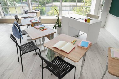 Okul sıraları olan boş sınıfın içi