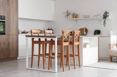 Işıl ışıl modern mutfak.