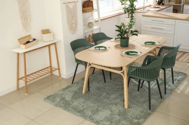 Modern yemek odasının içinde stüdyo dairede.