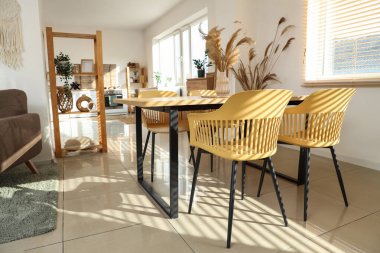 Modern stüdyo dairesinin içinde yemek masası var.