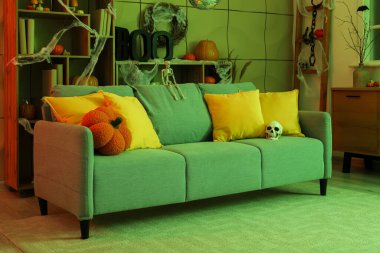 Kafatası ve yumuşak kanepeli şık bir oturma odası. Cadılar Bayramı partisi için dekore edilmiş.