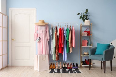 Manken, elbise askılığı ve koltuğu olan soyunma odasının içinde.