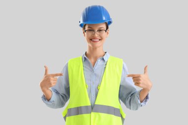 Hafif arka planda kulak tıkaçları olan kadın geliştirici