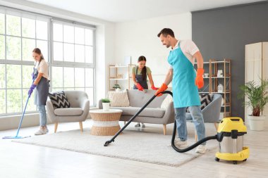 Temizlik ekibi odayı temizliyor.