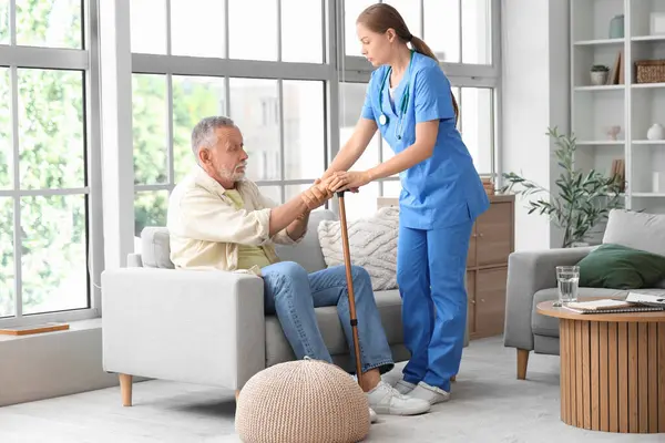 Evde sopa ve hemşireyle Parkinson sendromu geçiren son sınıf öğrencisi.