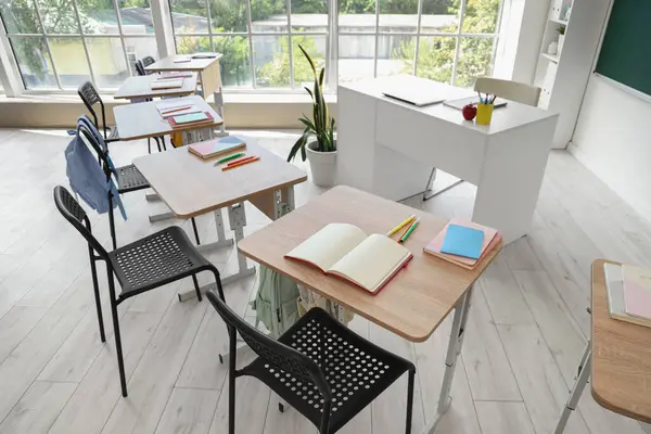 Okul sıraları olan boş sınıfın içi