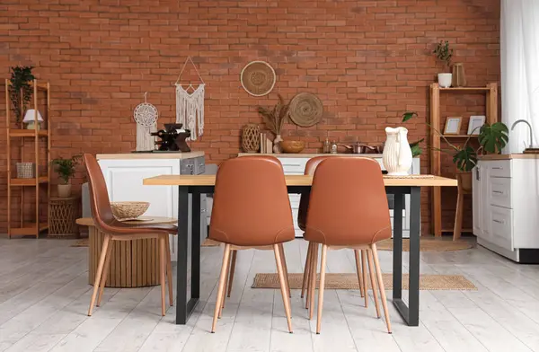 Tuğla duvarlı, modern mutfağın içi.