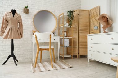 Giysileri ve kozmetik ürünleri olan şık bir soyunma odası.