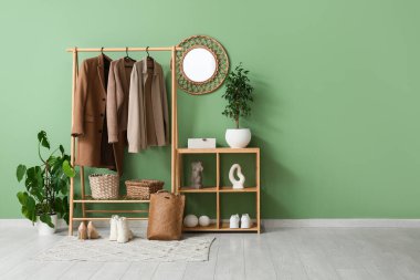 Şık koridor ve rafların modern iç mimarisi.