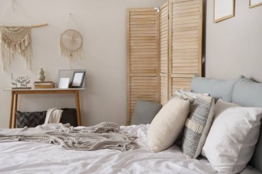 Masası ve katlanır ekranı olan şık bir yatak odası.