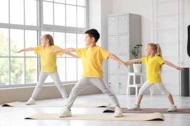 Beden dersinde paspaslarla antrenman yapan şirin çocuklar.